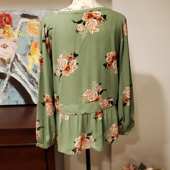 Loft Women Green Floral Long Sleeve,Round Neck With V Cut, Size M. - Picture 3 of 5